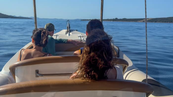 Privé-speedboottocht van een hele dag naar de Blauwe Lagune en Šolta – een exclusieve ervaring onder leiding van de eigenaar.