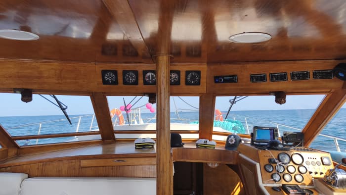 Smiling (8h). Crossing to Tabarca – Unspoiled nature, hidden coves, and Mediterranean cuisine.