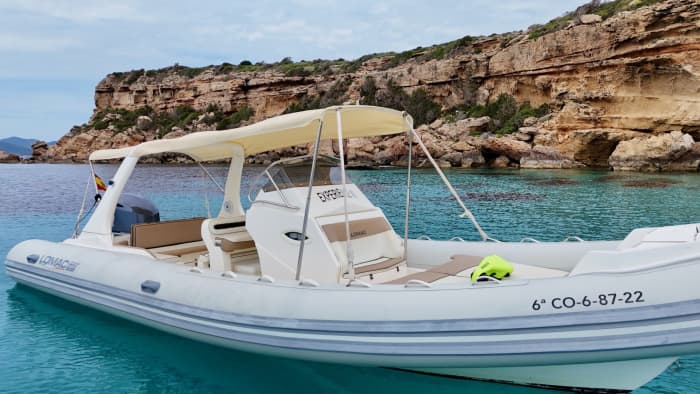 Ontdek Santa Eulalia del Río tijdens een dagexcursie op een motorboot