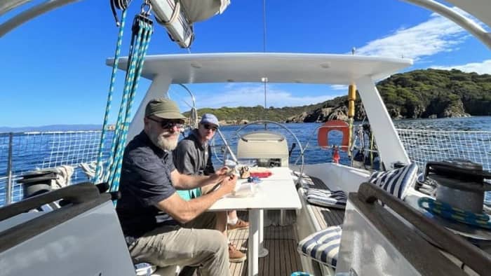Het beste van Hyères beleef je vanaf het water: een privé-dagtocht op een zeilboot
