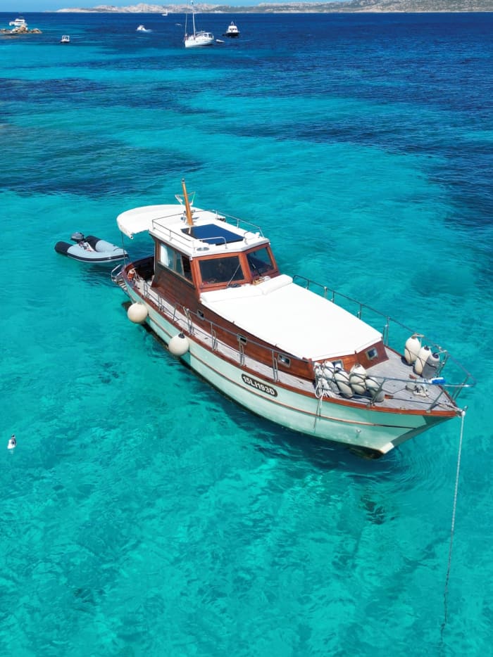 Erkunden Sie La Maddalena mit dem Boot: Ein ganzer Tag auf dem Wasser an Bord eines Motorboots