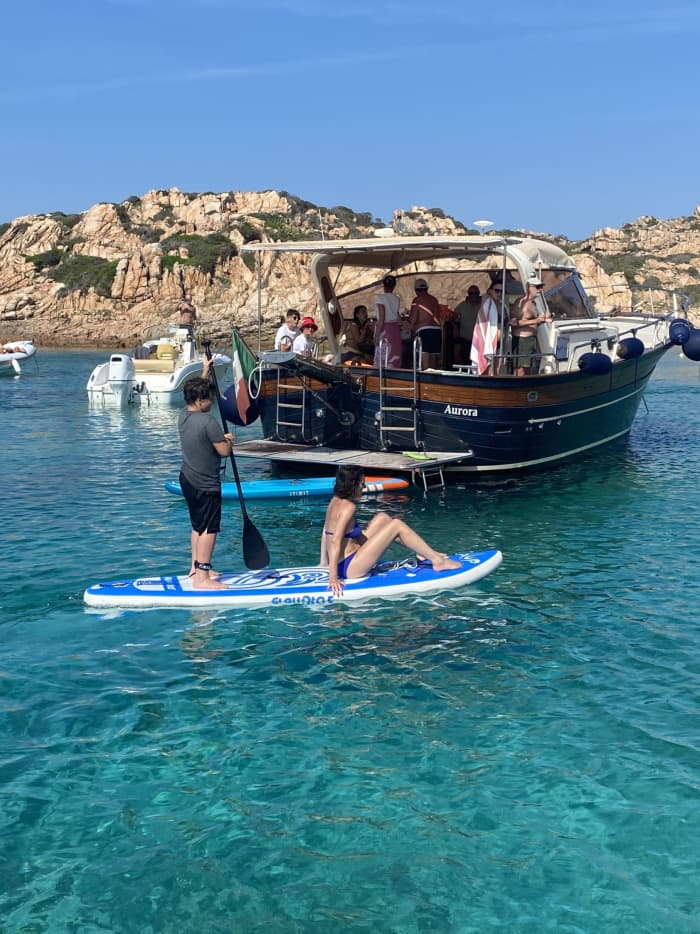Ihr Tag in La Maddalena: Mieten Sie ein Motorboot für einen ganzen Tag voller Entdeckungen