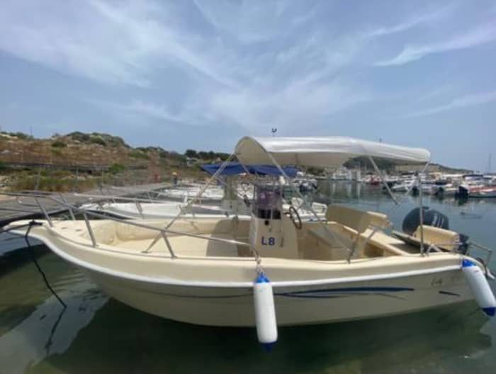 Rent a motorboat for 3h45 of fun