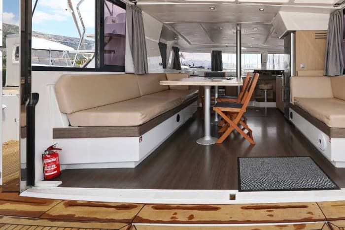 Expérience catamaran à Malte : soleil, mer et détente sur l'île de Comino