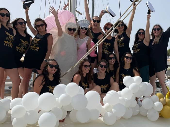 Une célébration magique en mer : votre journée spéciale sur un catamaran