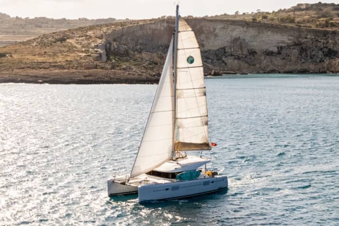 Une célébration magique en mer : votre journée spéciale sur un catamaran