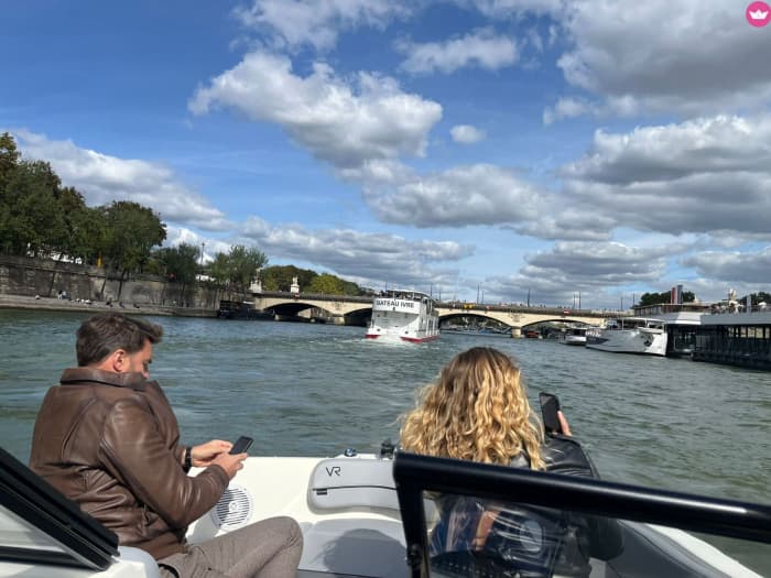 Crucero privado por el Sena: entre velocidad, monumentos y relax