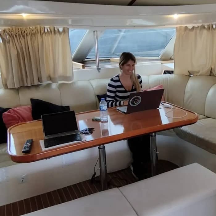 Profitez de 2 heures sur un catamaran à moteur privé à Lisbonne