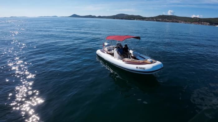 Cały dzień wzdłuż wybrzeża Dalmacji: wyspy i ukryte zatoczki z Ris Marine 650 RM