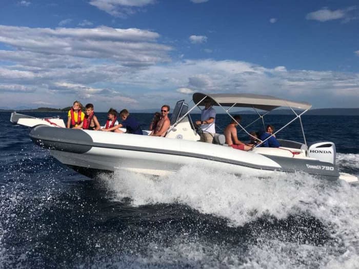 4h in Kaštela: Rent a motorboat and enjoy