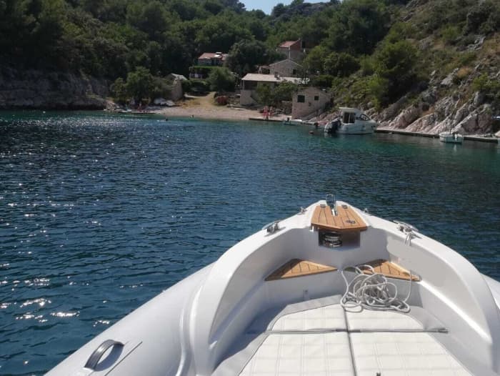 4h in Kaštela: Rent a motorboat and enjoy