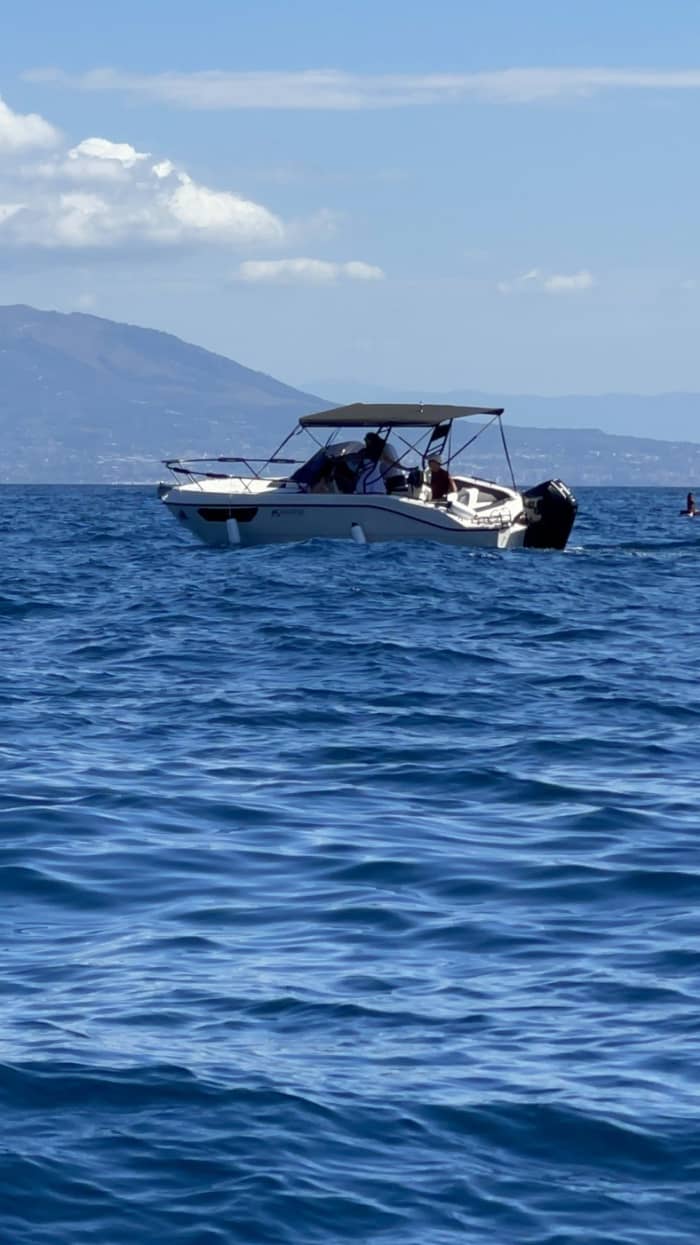 Discover Sorrento on a motorboat for 8h