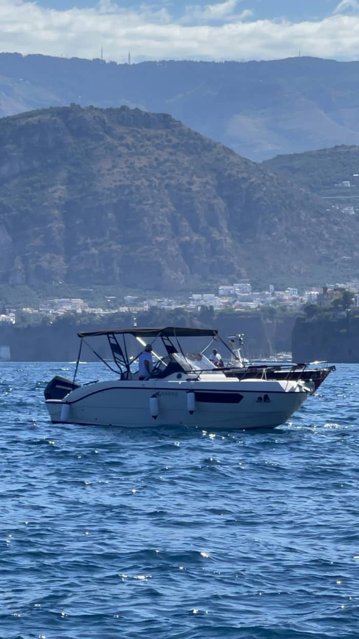 Discover Sorrento on a motorboat for 8h