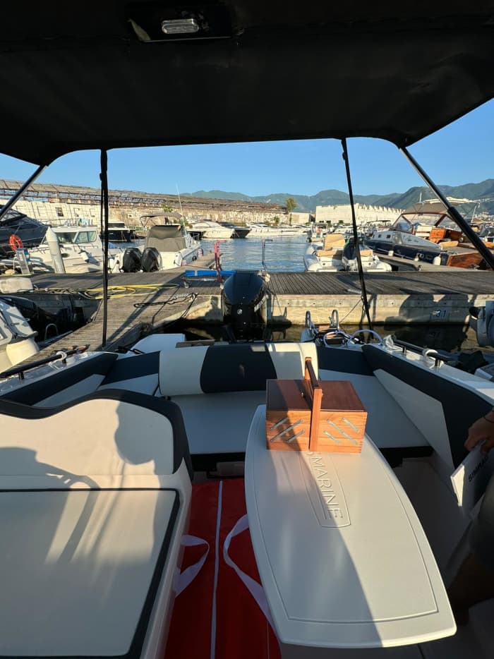 Discover Sorrento on a motorboat for 8h
