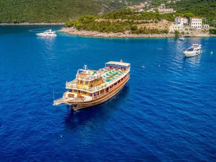 Eleganz auf See: Entdecken Sie Kotor auf einer luxuriösen Gulet.