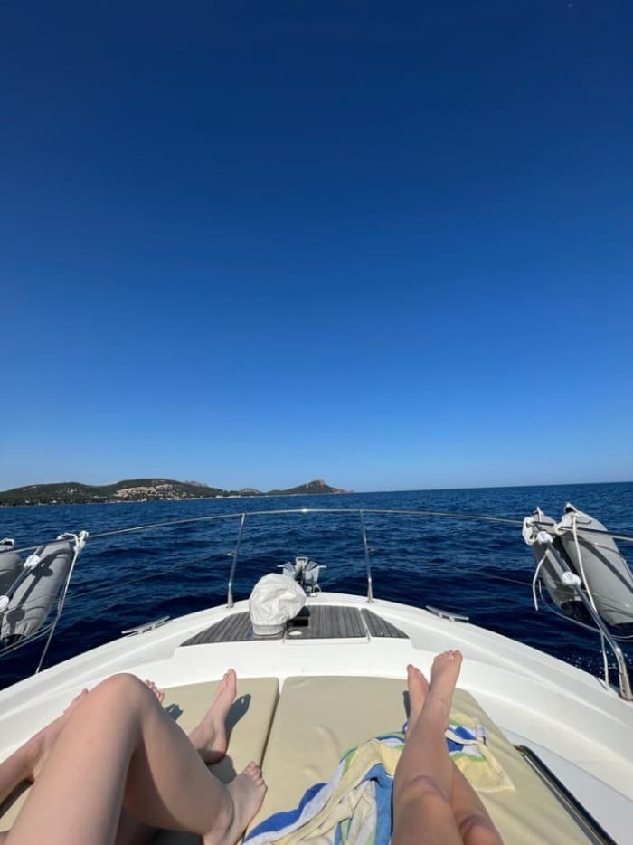 En halvdag med solsken runt Fréjus med motorbåt