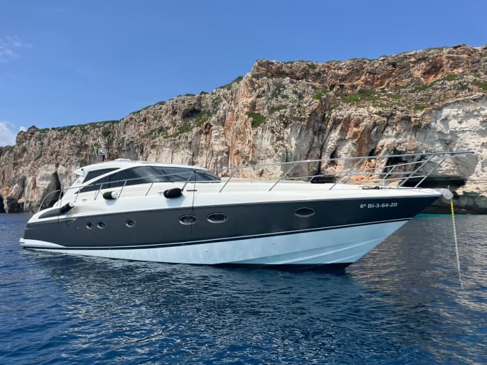 Scoperta di Minorca: Avventura di un giorno intero in yacht da Maó