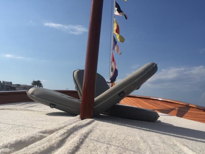 Entdecken Sie die Schönheit von Ischia an Bord eines Mahagoniboots und erkunden Sie die Küsten und verborgenen Höhlen.