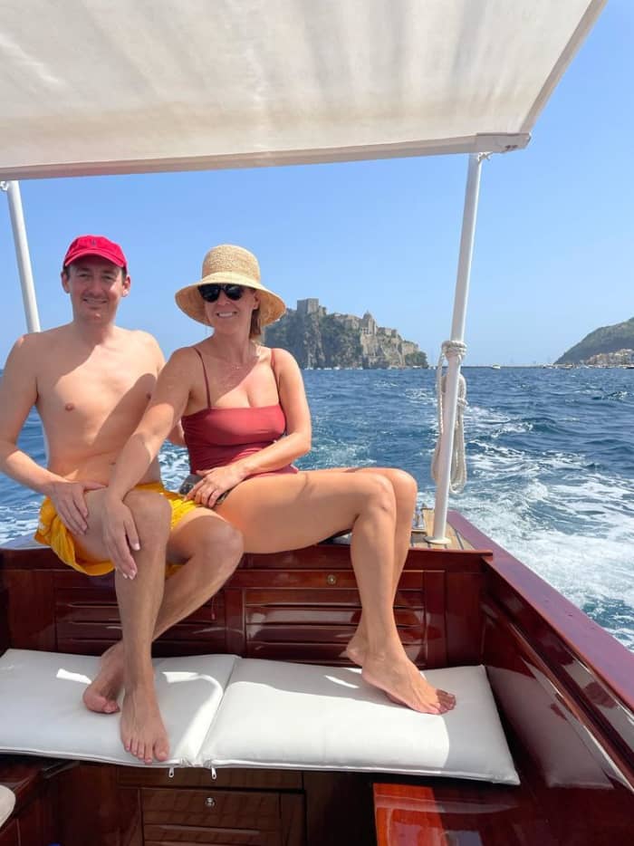 Entdecken Sie die Schönheit von Ischia an Bord eines Mahagoniboots und erkunden Sie die Küsten und verborgenen Höhlen.