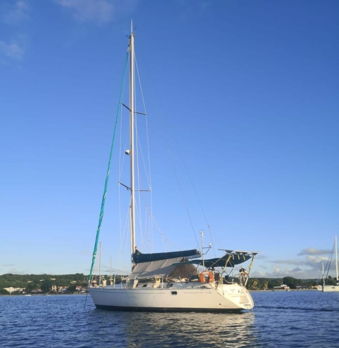 Geniet van elk moment: een volle dag zon rond Pointe-a-Pitre op een zeilboot.