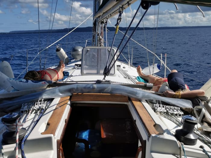 Geniet van elk moment: een volle dag zon rond Pointe-a-Pitre op een zeilboot.