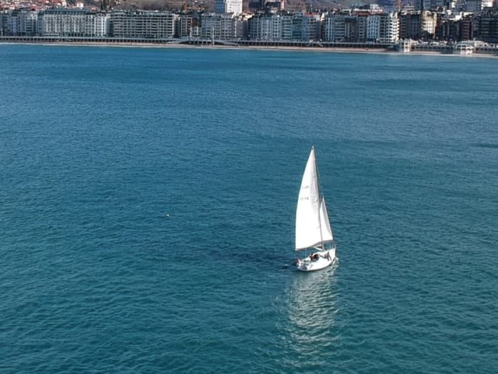 Exklusives Segel- und Sightseeing-Erlebnis in San Sebastián.
Das Segelerlebnis in der Bucht von La Concha: San Sebastián vom Meer aus.