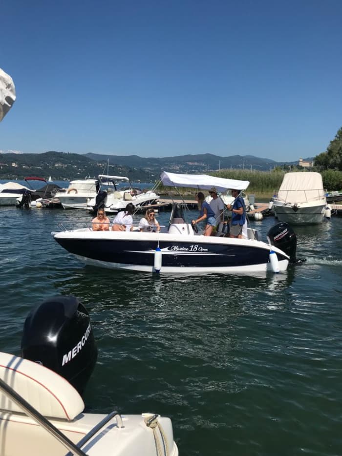 3h30 sol runt Bisceglie på en motorbåt