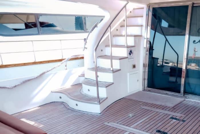 Entspannen Sie sich und segeln Sie auf einem ganztägigen Luxusyacht-Erlebnis in Dubai mit optionalen Extras