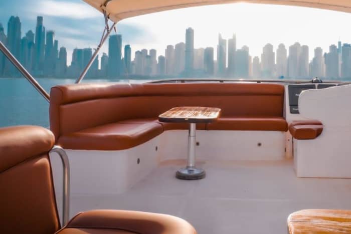 Entspannen Sie sich und segeln Sie auf einem ganztägigen Luxusyacht-Erlebnis in Dubai mit optionalen Extras