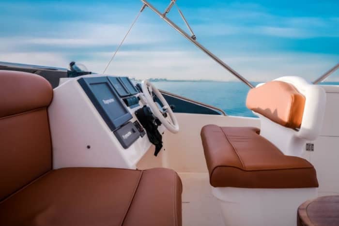 Entspannen Sie sich und segeln Sie auf einem ganztägigen Luxusyacht-Erlebnis in Dubai mit optionalen Extras