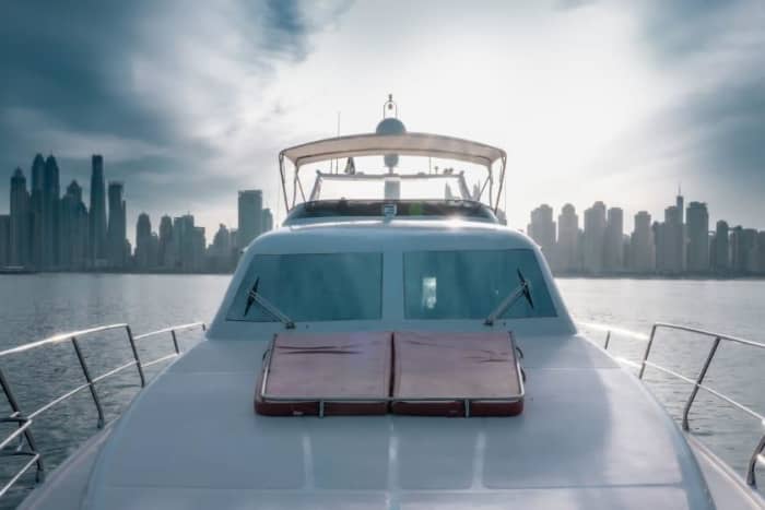 Entspannen Sie sich und segeln Sie auf einem ganztägigen Luxusyacht-Erlebnis in Dubai mit optionalen Extras