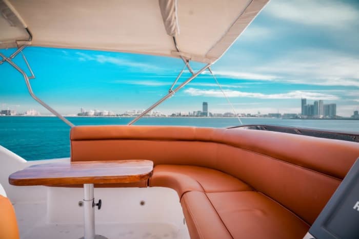 Entspannen Sie sich und segeln Sie auf einem ganztägigen Luxusyacht-Erlebnis in Dubai mit optionalen Extras