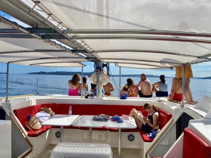 Njut av en dag till sjöss i Palau på en katamaran