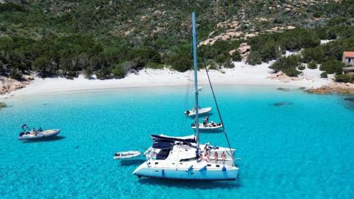 Día completo en catamarán a 13 metros de Cannigione: Las maravillas del archipiélago de La Maddalena