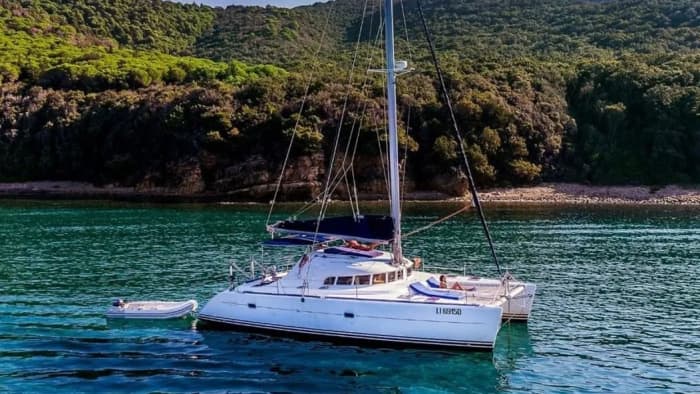 Día completo en catamarán a 13 metros de Cannigione: Las maravillas del archipiélago de La Maddalena