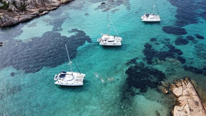 Día completo en catamarán a 13 metros de Cannigione: Las maravillas del archipiélago de La Maddalena