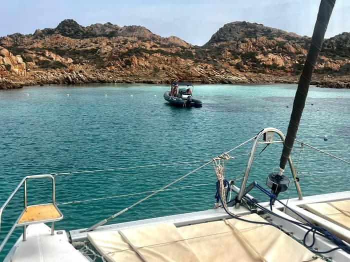 Día completo en catamarán a 13 metros de Cannigione: Las maravillas del archipiélago de La Maddalena