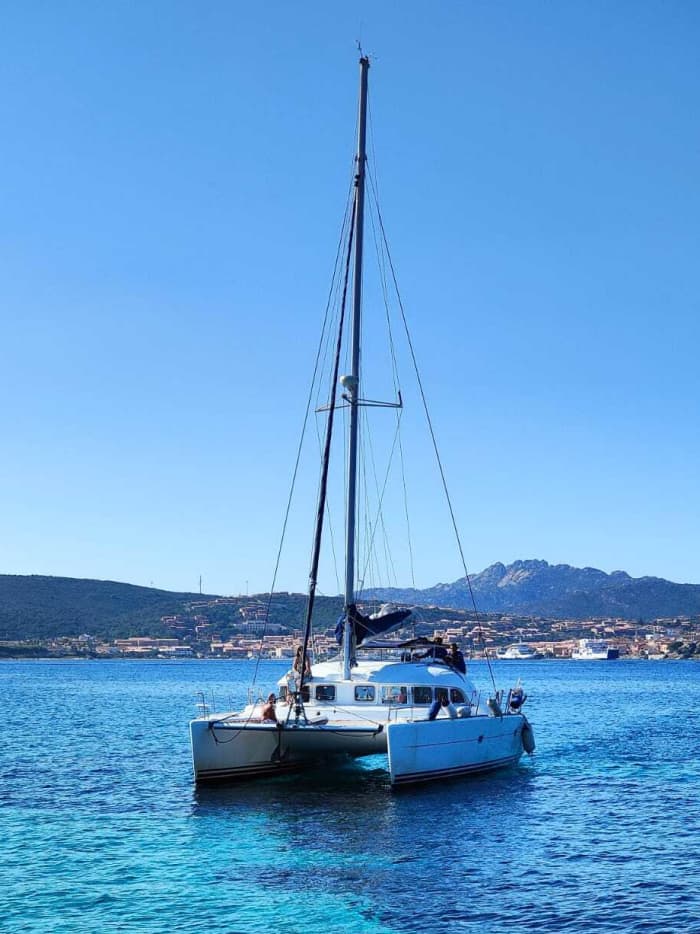Día completo en catamarán a 13 metros de Cannigione: Las maravillas del archipiélago de La Maddalena