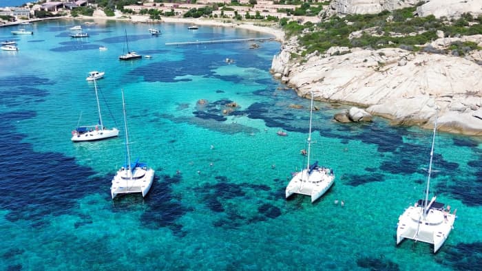 Día completo en catamarán a 13 metros de Cannigione: Las maravillas del archipiélago de La Maddalena