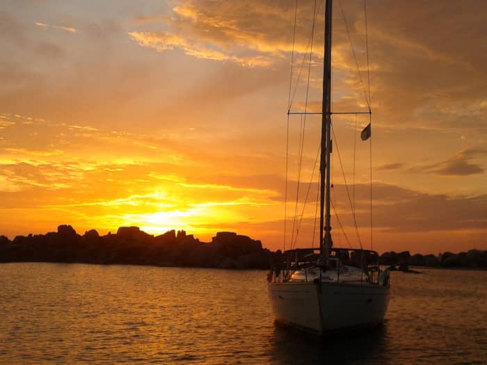 Emociones al atardecer: crucero nocturno desde Cannigione