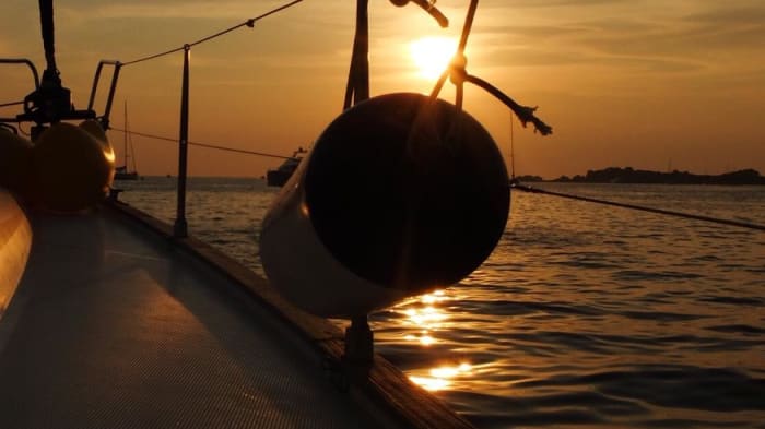 Emociones al atardecer: crucero nocturno desde Cannigione