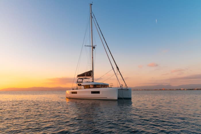 Crucero al atardecer desde Olbia: Una puesta de sol mágica entre el mar y las islas frente a los archipiélagos de La Maddalena y Caprera.