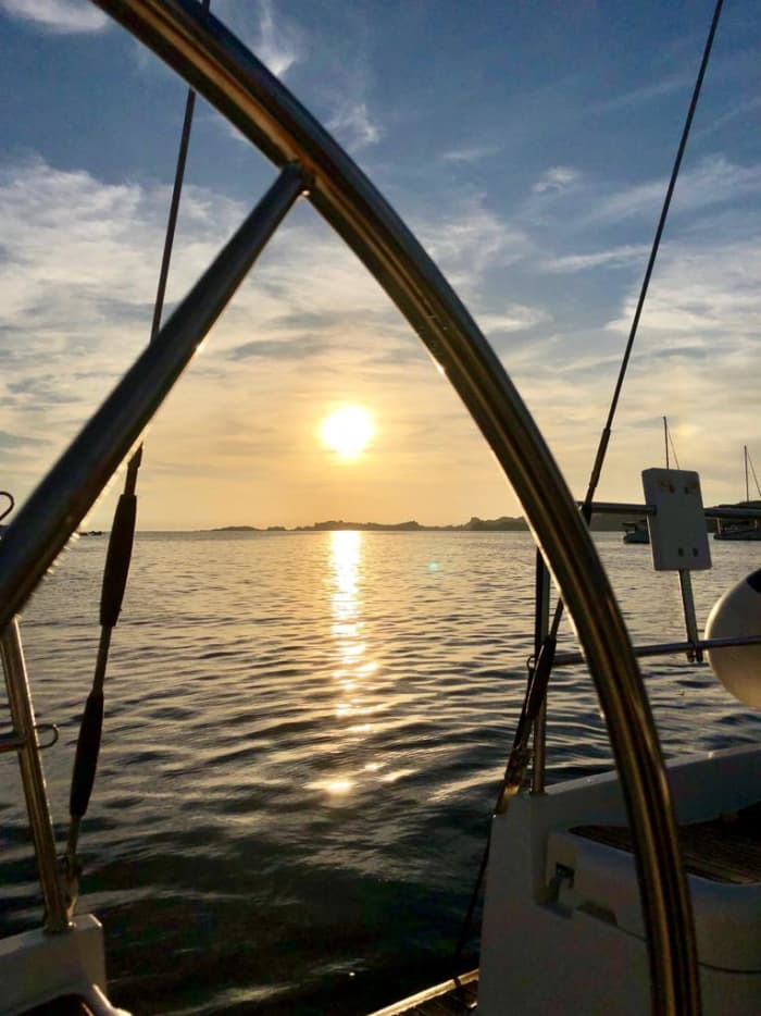 Crucero al atardecer desde Olbia: Una puesta de sol mágica entre el mar y las islas frente a los archipiélagos de La Maddalena y Caprera.