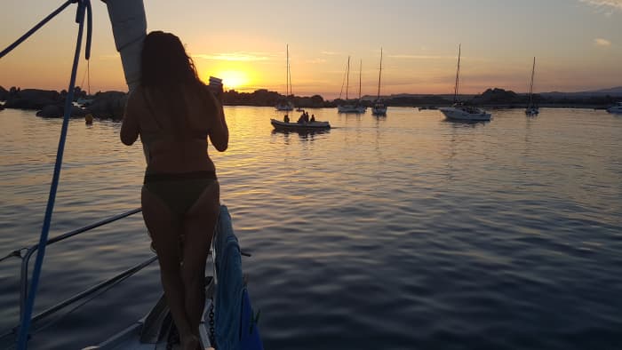Sonnenuntergangszauber: Sonnenuntergangstour ab Santa Teresa Gallura auf einem 15 Meter langen Segelboot.