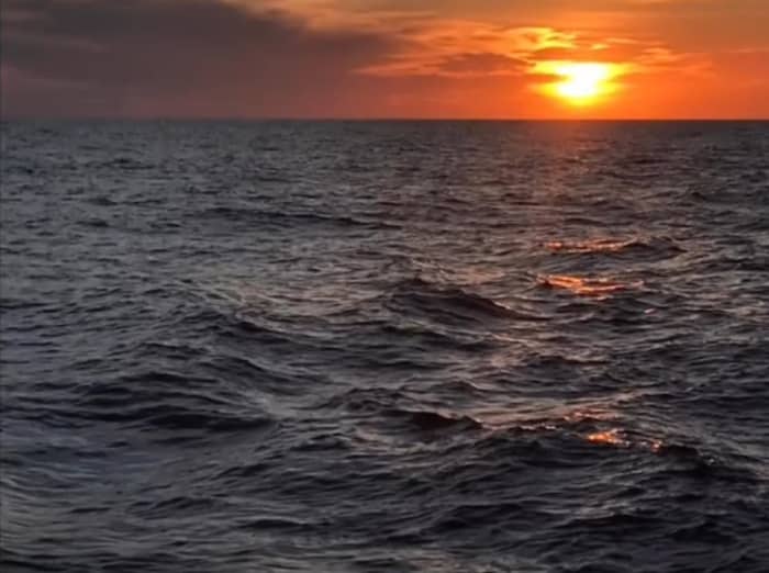 Passeio ao pôr do sol saindo de Palau: Navegue sob luzes douradas e águas cristalinas entre Spargi e Maddalena.