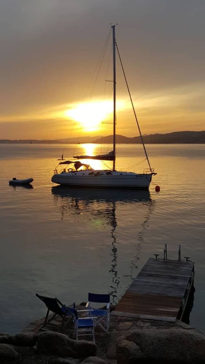Passeio ao pôr do sol saindo de Palau: Navegue sob luzes douradas e águas cristalinas entre Spargi e Maddalena.