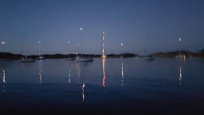 Passeio ao pôr do sol saindo de Palau: Navegue sob luzes douradas e águas cristalinas entre Spargi e Maddalena.