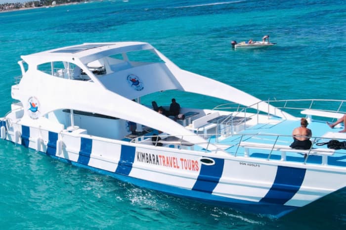 Explore Punta Cana de barco: Um dia inteiro na água a bordo de uma lancha.