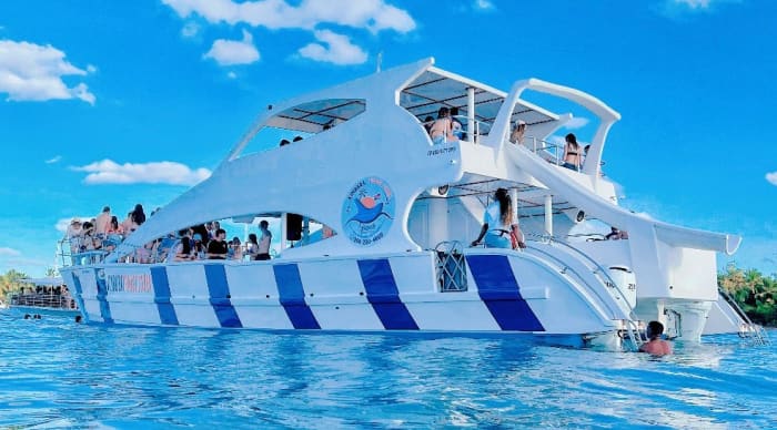 Explore Punta Cana de barco: Um dia inteiro na água a bordo de uma lancha.