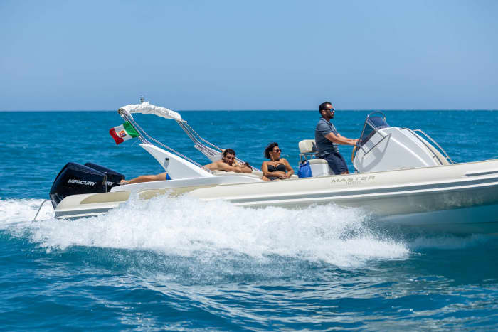Ihr Tag in Castellammare del Golfo: Mieten Sie ein Motorboot für einen ganztägigen Entdeckungsausflug.